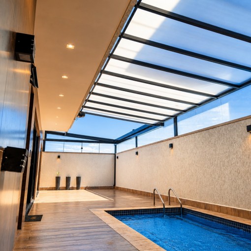 Como integrar sua casa à área externa e aproveitar a piscina no inverno