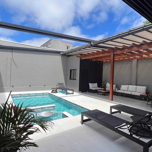 Coberturas Retráteis: A Chave para Desfrutar de Sua Piscina o Ano Todo