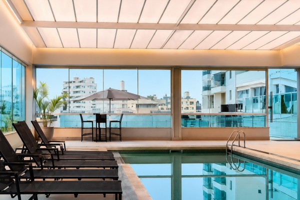 Cobertura Retrátil para Hotéis: o diferencial que valoriza piscinas climatizadas e a experiência dos hóspedes