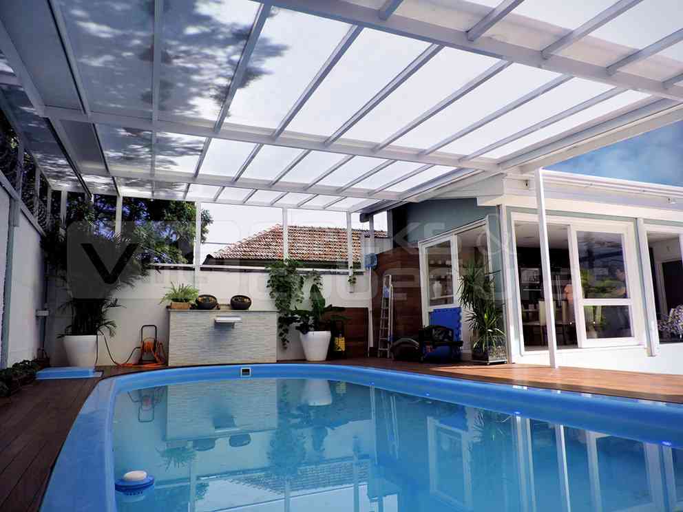 Como aproveitar sua piscina com o sol extremamente forte? Resolva agora mesmo: Cobertura retrátil de Policarbonato Ville DC!
