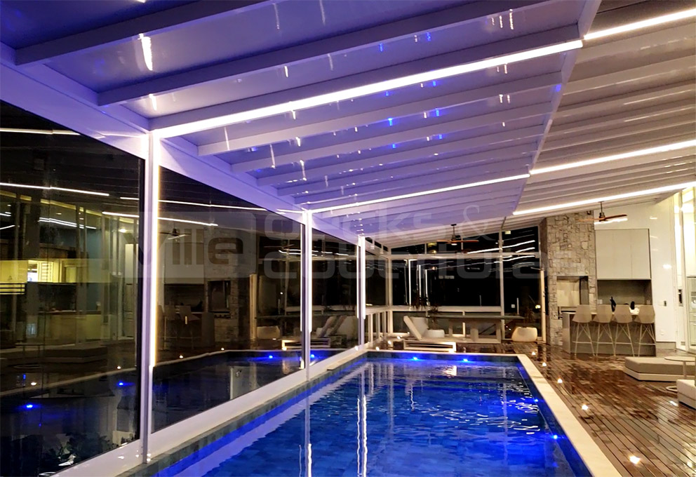 Teto Retrátil Motorizado Com Iluminação de LED na Piscina